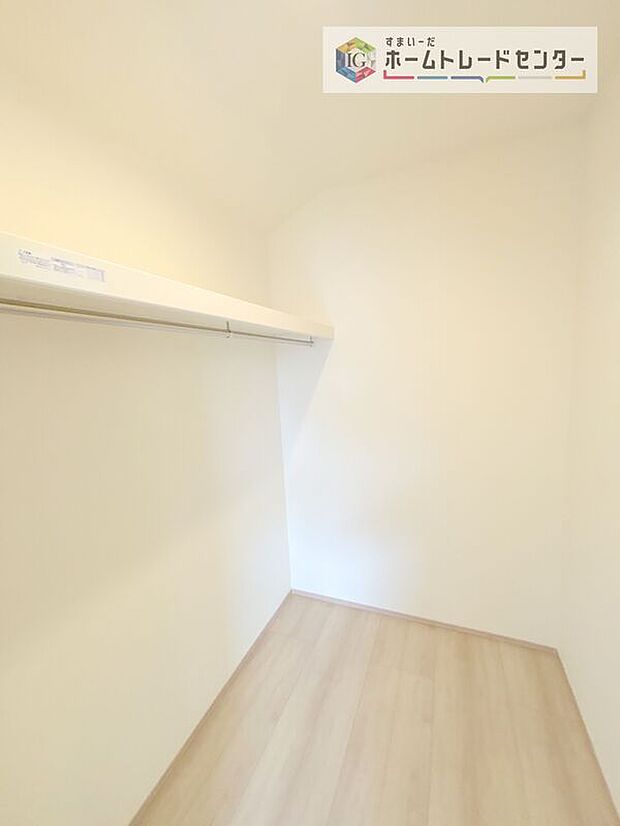 【ウォークインクローゼット】大容量のウォークインクローゼットです。どなた様でも収納に頭を悩ませたことがあるかと思います。ウォークインクローゼットがございますと一気に解決いたしますし、お部屋を最大限の空間ですっきりお使い頂けます。