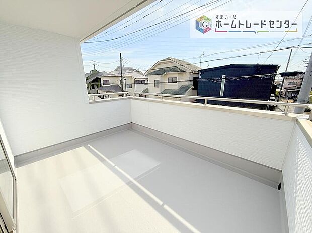 【バルコニー】南面に面したバルコニーはもちろん日当たり良好です。お洗濯物を干していただく際にも楽にできるように奥行きを広くお取りいたしました。明るく、暖かなゆとりあるスペースで快適に家事を行っていただけます。