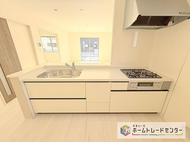 【【システムキッチン】】見栄えもよくお手入れもスムーズに出来ます。豊富な収納力もございますので、キッチンスペースをスッキリとお使い頂けそうです。