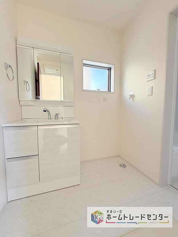 【【洗面所】】合わせ鏡が可能な3面鏡です。朝の忙しい時間でもの身だしなみのチェックもここだけで完結できます。もちろん鏡の後ろは充分な収納力を持った収納となっており、視界に入る部分はスッキリと片付きます。