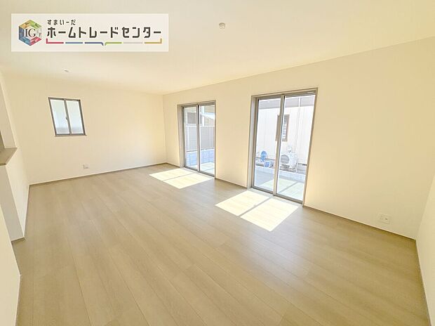 【リビング】リビングにはこだわって開口部を可能な限り多く設けました。日当たり、風通しを良くするのはもちろんですが、やはり人が集まる場所ですので、開放感が必要な場所だと思います。広々としたリビングをお楽しみください