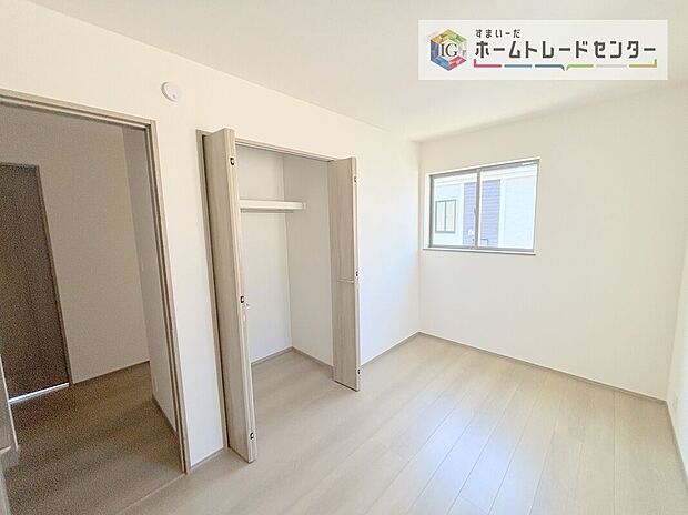【洋室】各居室に収納を完備しております。収納が豊富な住宅は居室空間がしっかりと使えるので暮らしやすさが断然に上がります。荷物をを気にすることなく家具の配置をお好み通りにできるのも大きな魅力です。
