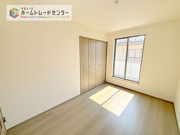 【洋室】2階洋室です。このお部屋と隣室どちらからでもバルコニーは出入り可能です。バルコニーに面したお部屋を主寝室にしたのはいいけれど、お休みになってる方がいてお洗濯ものを干しに行けない、なんてことはありません