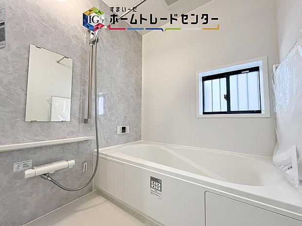 【【浴室】】一坪タイプのユニットバスは、足をしっかりと延ばして一日の疲れを癒すことが可能です。浴室暖房乾燥機も完備しておりますので、カビの心配が無いのはもちろん、雨の日のお洗濯物はお風呂で乾かせます。