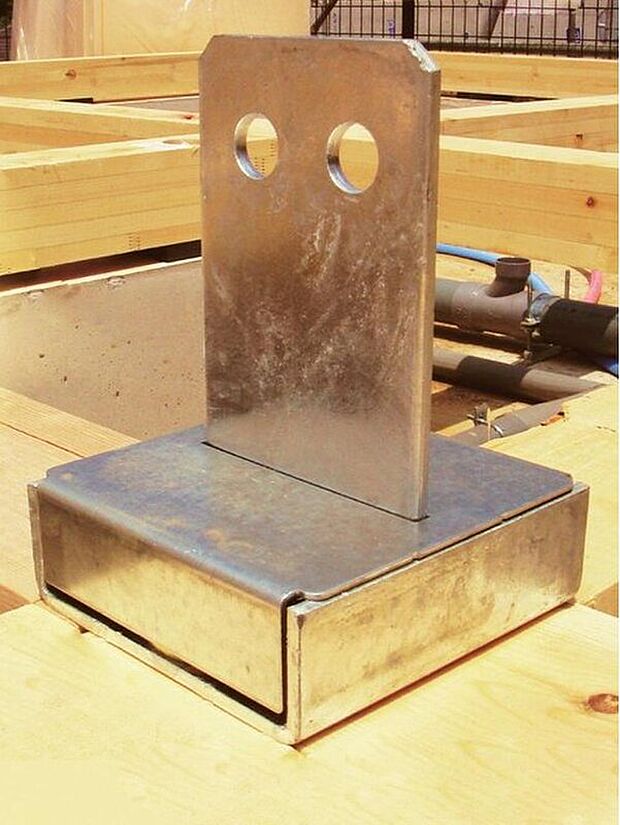 【【オリジナル柱脚・柱頭固定金物「TロックII」】】基礎と土台の間に基礎パッキン（20ｍｍ厚）を入れることにより分離させ、土台からの湿気を基礎へ浸透するのを防ぎます。　また、床下換気が可能です。