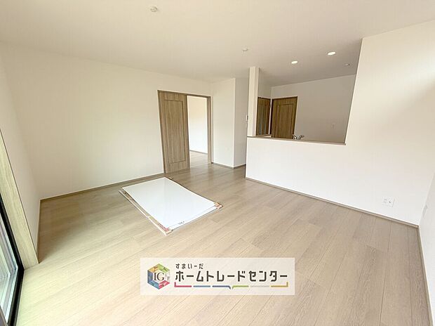 【リビング】対面キッチンの前にダイニングテーブルを置き、手前側がリビングスペースになるかと思います。広く奥行きがありますので、ダイニング、リビングの各スペースの役割をしっかり分けて確保していただけます。
