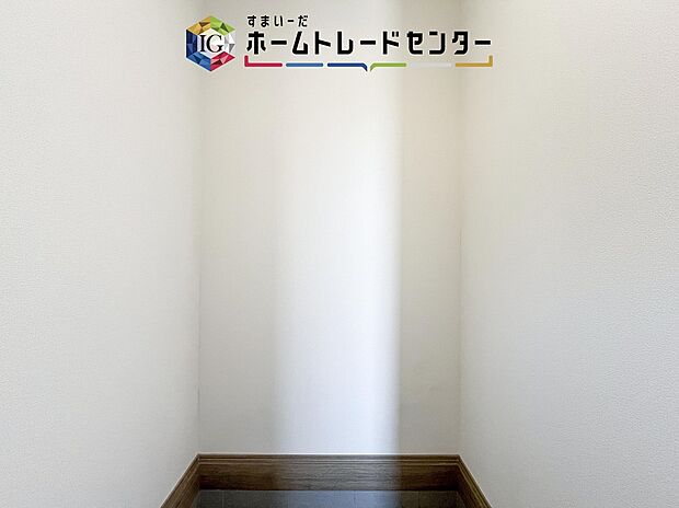 【シューズインクローク】ロングブーツやトレッキング靴もすっぽり収まる玄関収納。靴はもちろんベビーカーやお子さんの遊び道具なども置いていただけます。