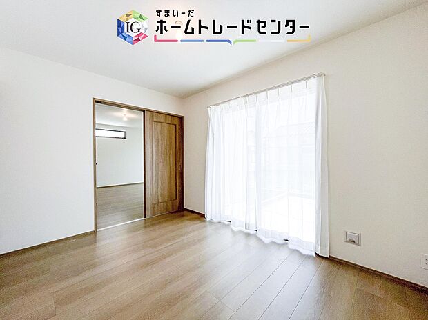 【洋室】リビング隣接の洋室は、リビングと一体利用も可能で、開放感のある広々空間に。ライフスタイルと合わせて使い分けできるのが魅力です。