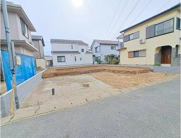 【現地写真】どのような建物が建つか、間取りの広さはどうかなど、気になる点は丁寧にご説明いたします。資料請求やご案内は即日対応いたします。土日や平日、お仕事終わりの時間など、ご都合に合わせてご案内いたします。

