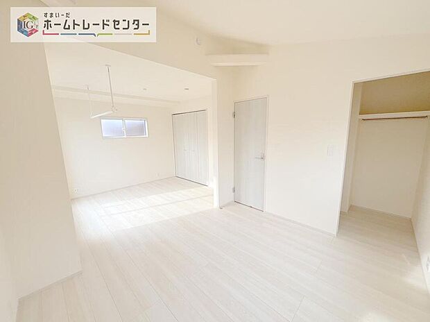 【リビング以外の居室】将来的には間仕切りを設けて二つの部屋にすることも考えた洋室です。現在は10帖以上の主寝室としてお使いいただき、家族が増えたとき、成長した時には、間仕切りをし、お二人分のプライベート空間へと変わります。