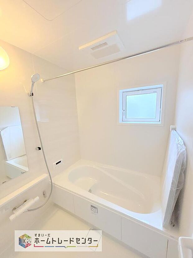 【【浴室】】一坪タイプのユニットバスは、足をしっかりと延ばして一日の疲れを癒すことが可能です。浴室暖房乾燥機も完備しておりますので、カビの心配が無いのはもちろん、雨の日のお洗濯物はお風呂で乾かせます。