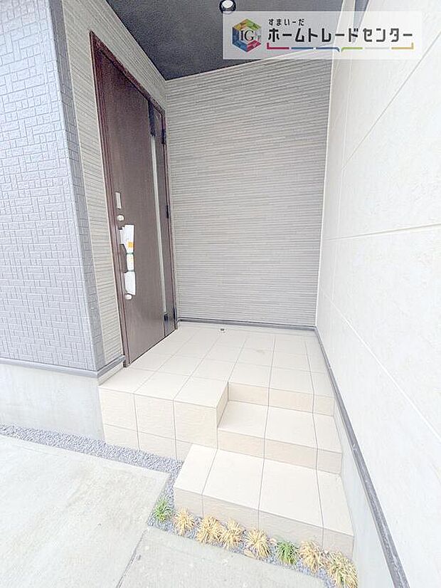 【玄関】駐車場横のアプローチを上がると、木目調の高級感のある玄関ドアがございます。玄関を開けると広々とした空間と収納も目の前に!玄関が広い家は入った瞬間から気持ちが良いです。ぜひご自身で確かめて見て下さい。