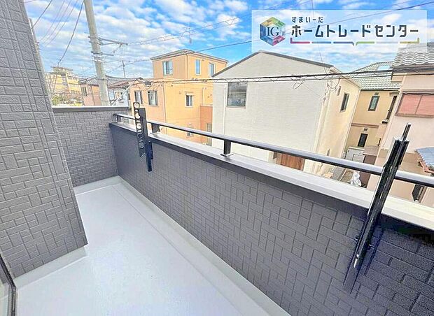 【バルコニー】南面に面したバルコニーはもちろん日当たり良好です。お洗濯物を干していただく際にも楽にできるように奥行きを広くお取りいたしました。明るく、暖かなゆとりあるスペースで快適に家事を行っていただけます。