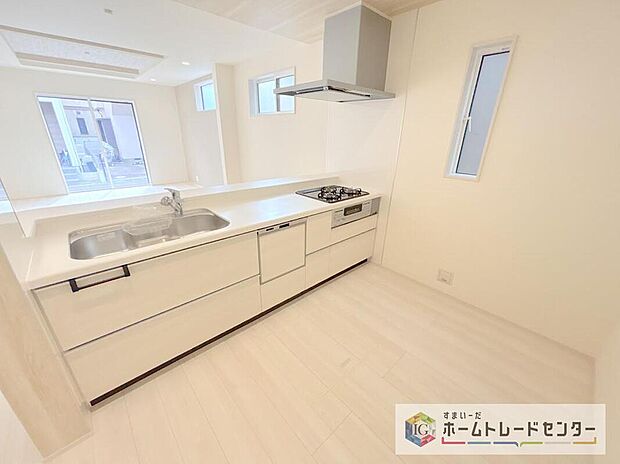 【キッチン】キッチンも明るく使っていただくために、上部の吊戸棚をあえてなくしました。収納機能としてはあまり使い勝手が良くないとのお声もあり、それであれば視界も良くなる開放スタイルへと変更したところ大正解でした。