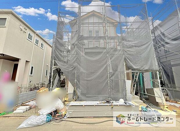 【現地外観写真】完成してからは見ることのできない、施工方法や構造をしっかりとご確認いただけるのが、建築中の住宅の大きなメリットです。専門知識を持ったスタッフがご説明させていただきます。お気軽にお問い合わせください。