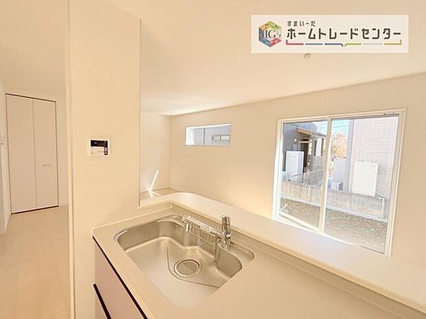 【【システムキッチン】】対面式のシステムキッチンを採用し、配膳や片付けがスムーズに行える動線を確保。収納力にも優れており、調理器具や食材をすっきりと整理できます。