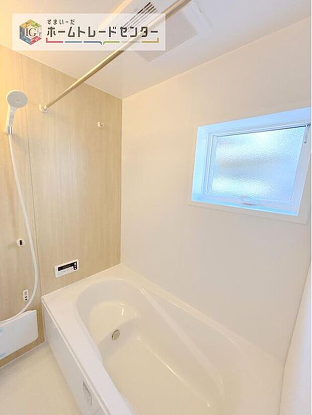 【【浴室】】一坪タイプのユニットバスは、足をしっかりと延ばして一日の疲れを癒すことが可能です。浴室暖房乾燥機も完備しておりますので、カビの心配が無いのはもちろん、雨の日のお洗濯物はお風呂で乾かせます。

