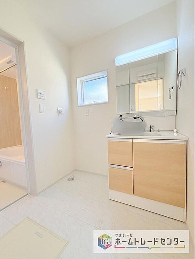 【【洗面台・洗面所】】合わせ鏡が可能な3面鏡です。朝の忙しい時間でも身だしなみのチェックもここだけで完結できます。もちろん鏡の後ろは充分な収納力を持った収納となっており、視界に入る部分はスッキリと片付きます。

