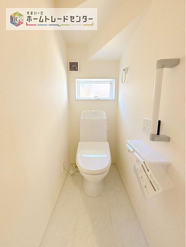 【【トイレ】】暖房機能の付いた便座は冬の寒い日にはあって良かったと本当に思います。もちろん快適で清潔なシャワー機能は標準で備えています。スペースも広くとっているので普段のお掃除もしやすいトイレスペースです。