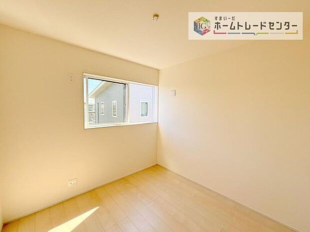 【リビング以外の居室】日中は太陽の光で明るいため、照明を点ける必要がありません。冬場は暖かく過ごしやすいので暖房費が節約できます。観葉植物やベランダガーデニングが趣味の人にもおすすめです♪

