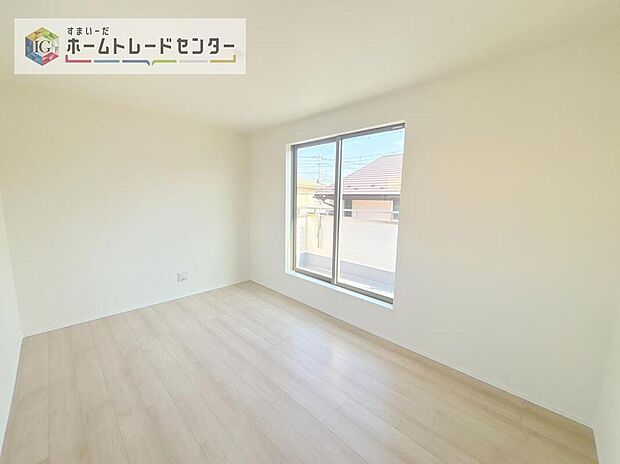 【リビング以外の居室】主寝室は7.75帖、お子様がまだ小さいご家庭なら２階のお部屋はここだけでいいかもしれません、もちろんウォークインクローゼットがついておりますので、荷物に悩まされることなく、好きに家具の配置ができます