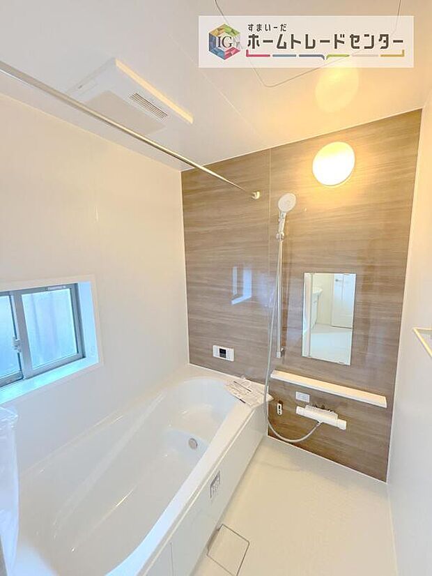 【【浴室】】一坪タイプのユニットバスは、足をしっかりと延ばして一日の疲れを癒すことが可能です。浴室暖房乾燥機も完備しておりますので、カビの心配が無いのはもちろん、雨の日のお洗濯物はお風呂で乾かせます。