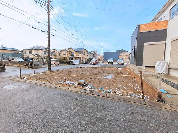 【現地写真】どのような建物が建つか、間取りの広さはどうかなど、気になる点は丁寧にご説明いたします。資料請求やご案内は即日対応いたします。土日や平日、お仕事終わりの時間など、ご都合に合わせてご案内いたします。