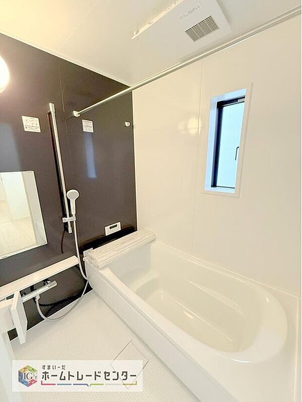 【【浴室】】一坪タイプのユニットバスは、足をしっかりと延ばして一日の疲れを癒すことが可能です。浴室暖房乾燥機も完備しておりますので、カビの心配が無いのはもちろん、雨の日のお洗濯物はお風呂で乾かせます。