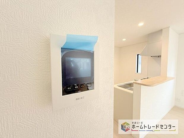 【【TVモニター付きインターホン】】録画機能もあり、どのような人が何時に来訪されたのかが分かります。防犯上はもちろん、お届け物などの把握にも便利です。ライトが付いているので、夜間でも安心です。