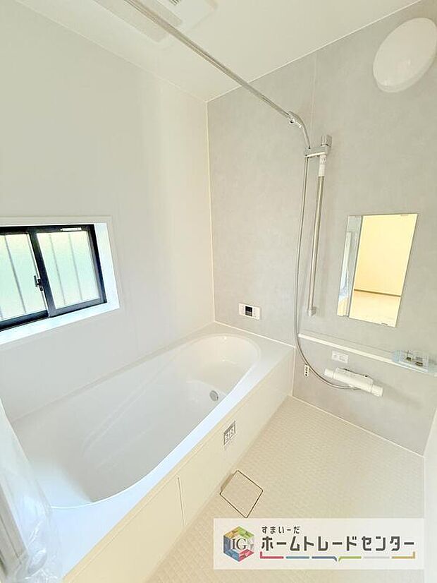 【【浴室】】一坪タイプのユニットバスは、足をしっかりと延ばして一日の疲れを癒すことが可能です。浴室暖房乾燥機も完備しておりますので、カビの心配が無いのはもちろん、雨の日のお洗濯物はお風呂で乾かせます。