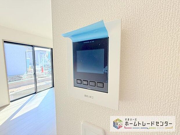 【【TVモニター付きインターホン】】録画機能もあり、どのような人が何時に来訪されたのかが分かります。防犯上はもちろん、お届け物などの把握にも便利です。ライトが付いているので、夜間でも安心です。