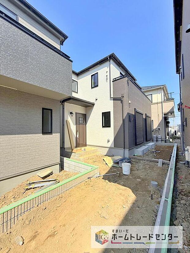 【現地外観写真】建物内部まで完成いたしましたので、ご自由に、お好きなだけゆっくりとご見学いただけます。実際の広さの感覚や、日当たりの良し悪し、お客様ご自身でぜひご確認ください。本日のご案内も可能です。