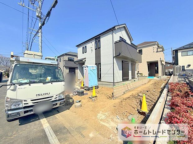 【現地外観写真】どの号棟も広めに敷地を確保しておりますので、お車2台の駐車が可能です。ご家族では1台のみのご利用でも、普段はお子様の遊ぶスペースとしてお使い頂けますし、やはり土地の広さはあって損はありません。