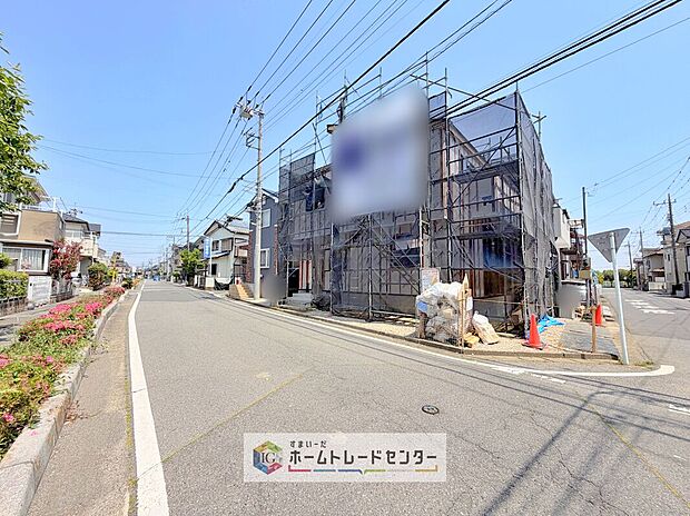 【前面道路含む現地写真】モデルハウスのご案内や、仕様や色の説明も細かくさせていただきます。弊社は飯田グループホールディングス唯一の販売専門会社になるので、細部まで説明いたします。もちろん住宅ローンのご相談だけでも大丈夫です。