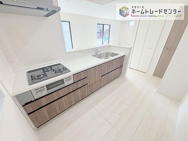 【【キッチン】】人気の対面式キッチン☆お食事の準備をしながらでもご家族とのコミュニケーションを楽しめます♪スライドタイプの収納を採用してますので、奥までしっかりと収納空間を利用できます。取り出しも簡単に♪