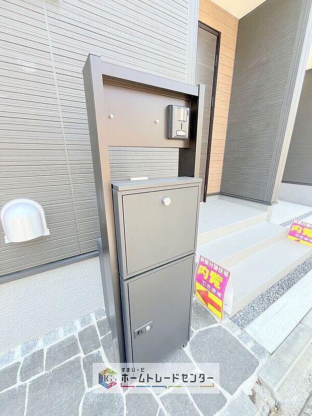 【【宅配BOX】】戸建用の宅配ボックスを設置。通販でのお買い物などお荷物が届く予定があっても時間を気にせず外出できるので大変便利です。
