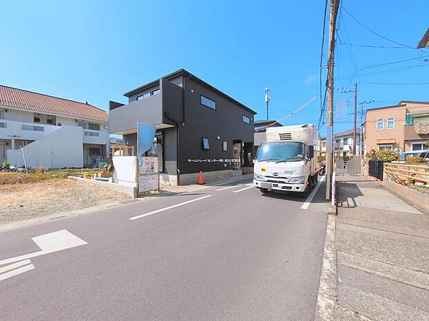 【前面道路含む現地写真】完成してからは見ることのできない、施工方法や構造をしっかりとご確認いただけるのが、建築中の住宅の大きなメリットです。専門知識を持ったスタッフがご説明させていただきます。お気軽にお問い合わせください。