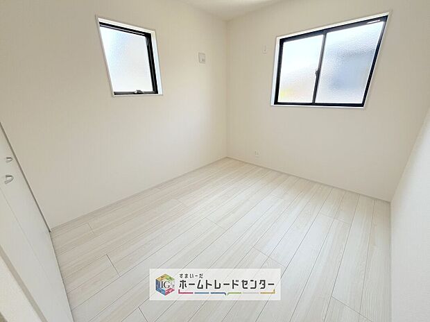 【納戸】こちらは納戸になります。広さを十分にとっていますので、普通のお部屋としても使える広さです。用途に応じて、収納スペースや、趣味のお部屋。お仕事のスペースなどにお使いいただけます♪
