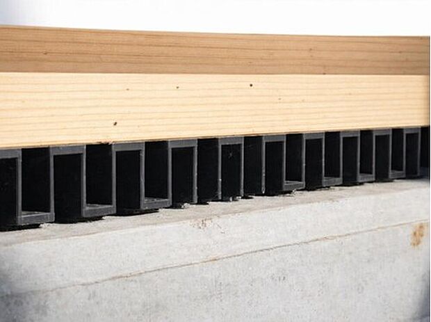 【【ロング基礎パッキン】】基礎パッキンを使用することで基礎の全周が換気口に早変わり。 コーナー部分もしっかり換気ができ床下をカラリと保つことがきます。 基礎と土台間に敷きこむことで、土台と基礎が直接触れるのを防ぎ、コンクリートから木部への水分移動もシャットアウトする効果があります。