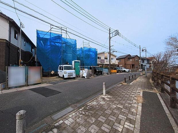 【前面道路含む現地写真】土日のご予約はもちろん、平日やお仕事のお時間に合わせてのご案内も実施しています。まずはお客様のご都合をお伺いさせて頂き、それに合う形で物件のご紹介をさせていただきます。お気軽にお問い合わせください。