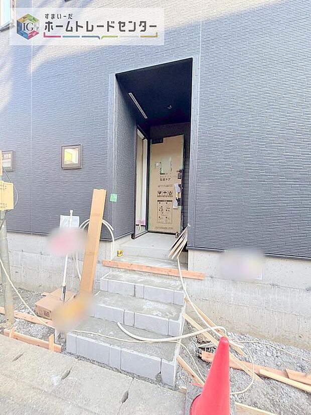 【玄関】資料請求やご案内も即日対応いたします♪同じ施工例の物件見学や、完成イメージプレゼンテーションも承っております。どのような建物が建つか、間取りの広さは？など気になる点を一つ一つご説明させていただきます。