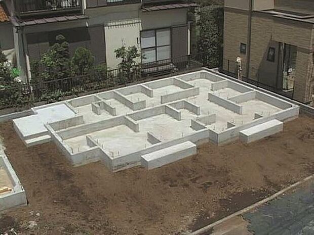 【【鉄筋コンクリート造ベタ基礎】】スラブ厚150mm、宅盤(GL)から高さ400mm以上を確保しています。地面からの湿気を防ぎ、不等沈下や地震時のねじれを防ぐ効果があり、白蟻に対する予防策としても有効です。