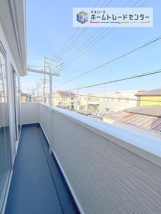 【バルコニー】お洗濯物を干したり、日光浴をしたり、色々なことにお使いいただくバルコニーは、外から見た際に建物の見た目にも大きな影響を与える要素の一つです。自慢の我が家としていただくために形にもこだわりました。