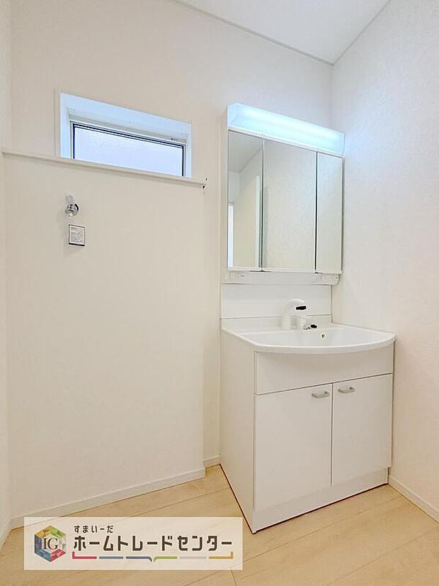 【【洗面台・洗面所】】合わせ鏡が可能な3面鏡です。朝の忙しい時間でもの身だしなみのチェックもここだけで完結できます。もちろん鏡の後ろは充分な収納力を持った収納となっており、視界に入る部分はスッキリと片付きます。