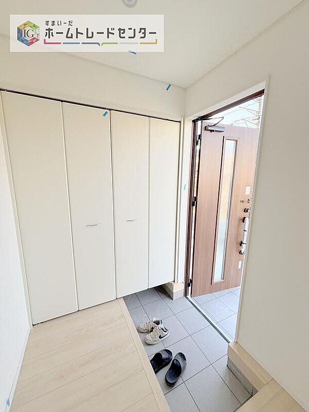 【【玄関】】シューズクロークです。中は稼働棚となっており、サンダルから、高さのあるブーツまでご自由に収納可能です。収納力の高いタイプになりますので、ご家族が多くても、履物がお好きな方でもご満足いただけます。