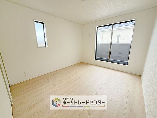 【洋室】全居室2面採光です。光を取り入れやすのはもちろんですが、建物全体の窓の数も増えておりますので、換気性能に優れた物件です。窓を開ければ家中を気持ちの良い風が通り抜けます。