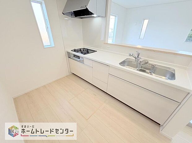 【キッチン】キッチンスペースは家族で作業が出来るよう広めにとりました。みんなで楽しくお料理をすれば、より美味しい食事が創れそうです。そしてお料理好きなお子様が育つかも、もちろん片付けもみんなでできます。