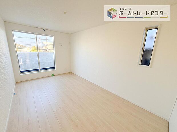 【リビング以外の居室】全居室2面採光です。光を取り入れやすのはもちろんですが、建物全体の窓の数も増えておりますので、換気性能に優れた物件です。窓を開ければ家中を気持ちの良い風が通り抜けます。