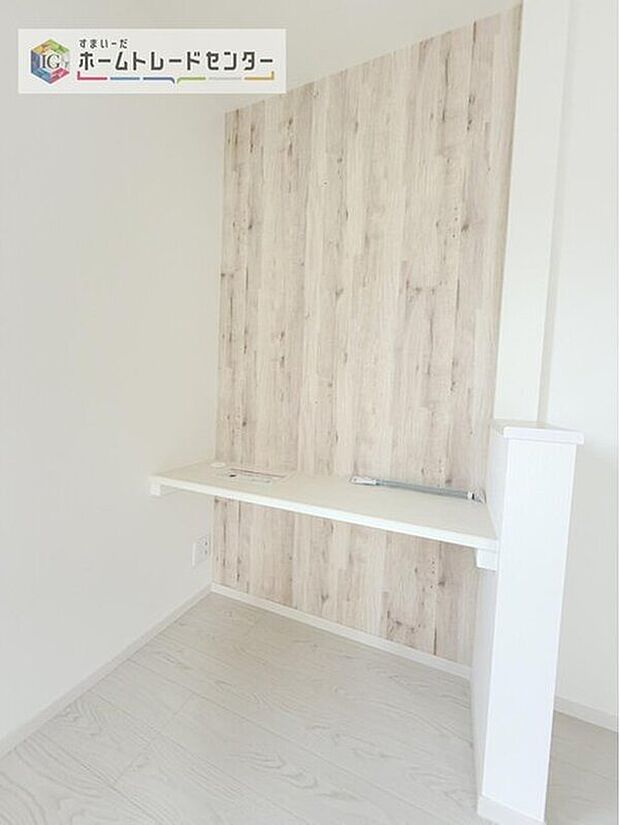 【【スタディカウンター】】LDKにデスクと椅子があれば子どもが宿題をしている時、分からないことや知りたいことがあればすぐに親に声をかけることができます。親子間のコミュニケーションも増えますね♪