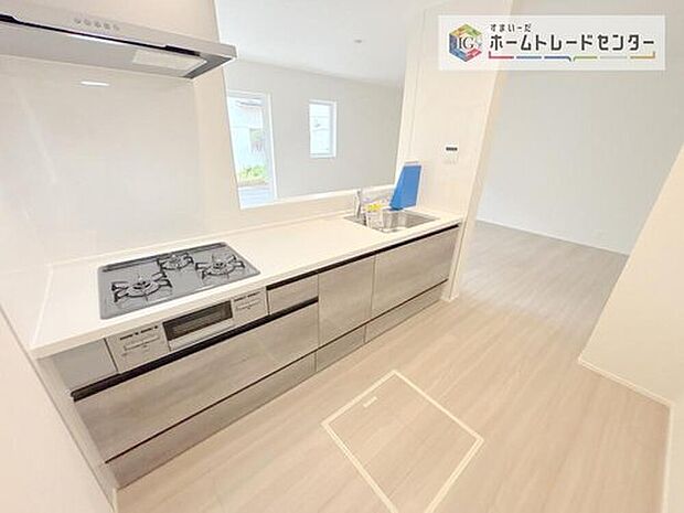 【【システムキッチン】】キッチンスペースは家族で作業が出来るよう広めにとりました。みんなで楽しくお料理をすれば、より美味しい食事が創れそうです。そしてお料理好きなお子様が育つかも、もちろん片付けもみんなでできます。